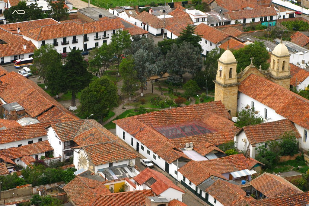 Vista aérea del centro histórico de Cucunubá con tejas rojas y la iglesia