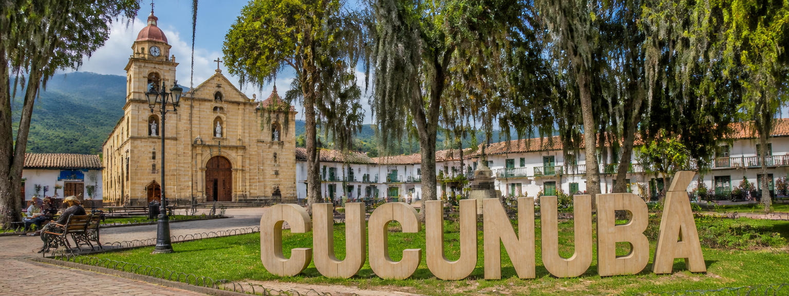 Plaza principal de Cucunubá con la iglesia, fuente y letras monumentales